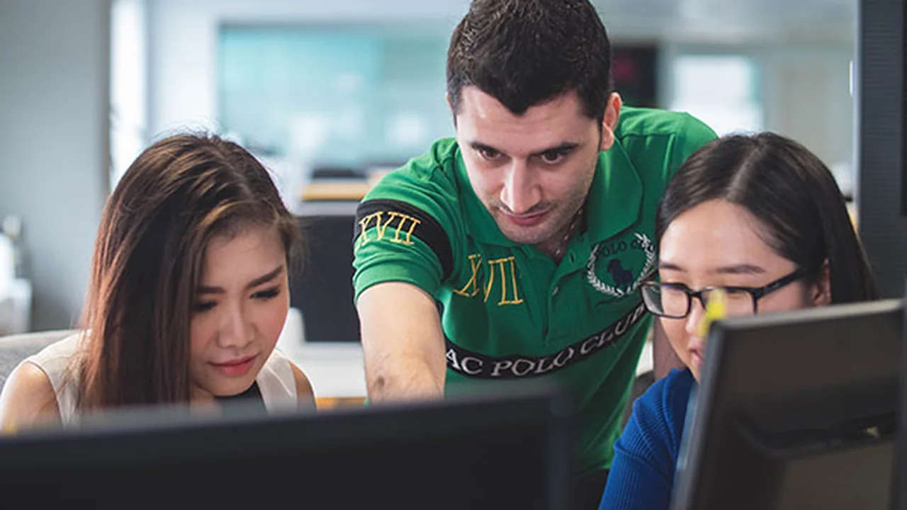 Equipo analizando usos de inteligencia artificial en una empresa
